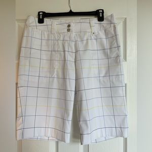 Woman's Nike Bermuda golf shorts. Size Medium